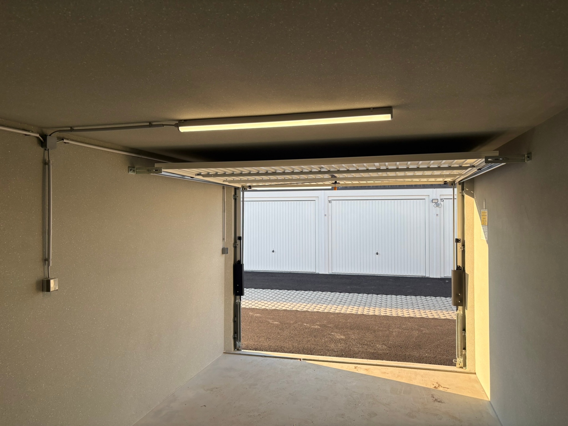 Innenansicht einer Lagergarage in Wiener Neustadt mit Beleuchtung und Stromanschluss