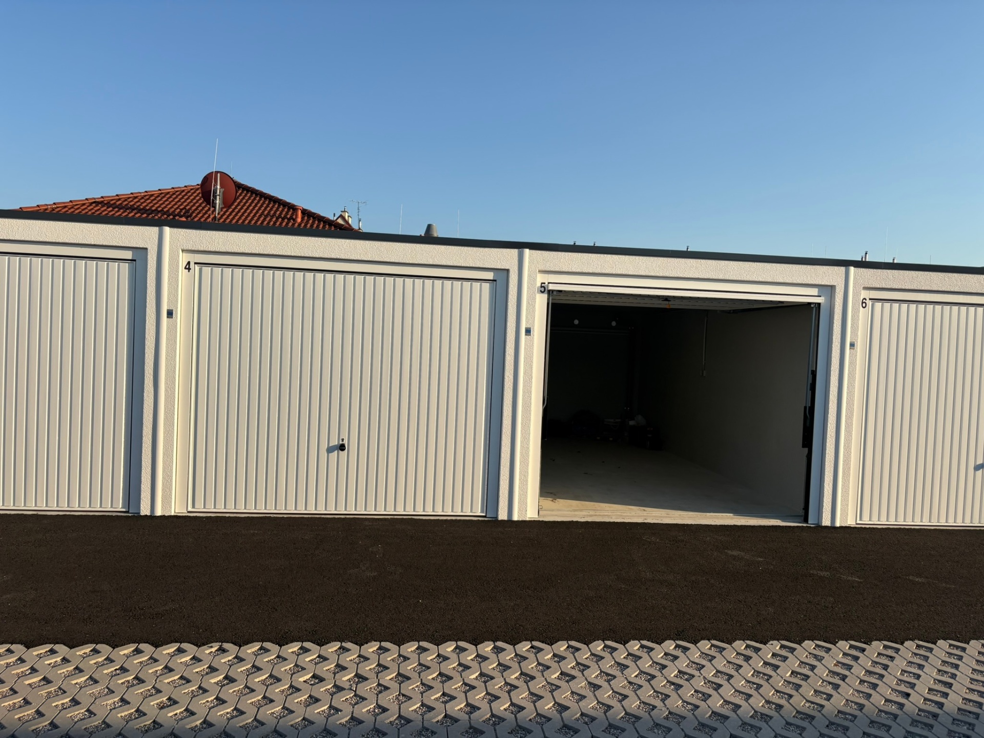 Lagergaragen in Wiener Neustadt — Außenansicht mit geöffneter Garage